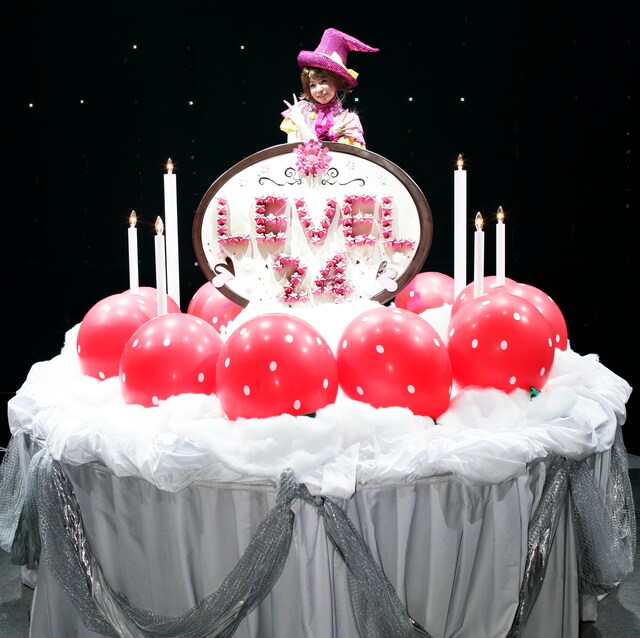 中央のチョコレートを模したプレートには、しょこたんの24歳を祝福する「LEVEL24」という言葉が。これについて本人は「レベルと言うと、歳をとるのもプラスに考えられるから」と語っている。