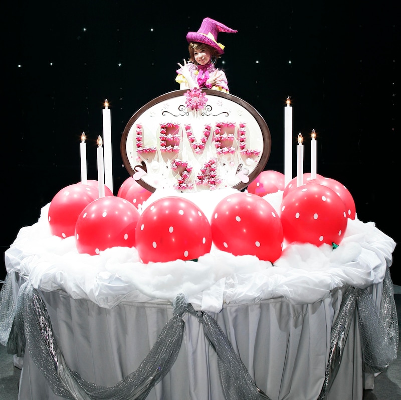 写真は“レベル24”を迎えた今年5月5日のJCBホール公演より。ステージ上にギガント巨大なケーキが登場した。