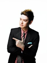 WISEは西野カナとともにライブを行う。