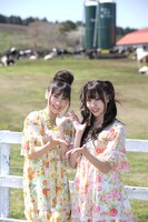 藤江れいな（写真右）は自身のブログで、花火点火式について「日中マザー牧場でのんびり遊んで、夜はれいな達と一緒に綺麗な花火を見ましょう！」とコメントを寄せている。