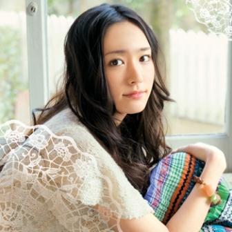 通常盤のジャケットには新垣結衣自身の写真が使用されている。