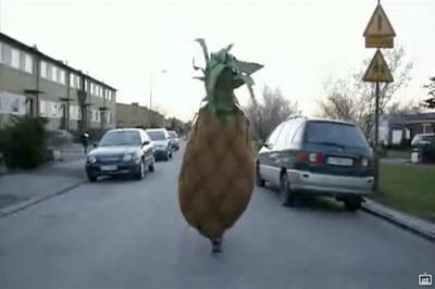 白昼のマルメ市街を疾走するパイナップル。