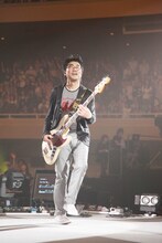 写真は今年5月2日・3日に日本武道館にて開催された、亀田誠治総指揮によるライブイベント「亀の恩返し」の模様。スピッツ、KREVA、平井堅、椎名林檎、Do As Infinity、スガシカオらが出演し、2日間で約2万人を動員した。