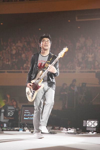 写真は今年5月2日・3日に日本武道館にて開催された、亀田誠治総指揮によるライブイベント「亀の恩返し」の模様。スピッツ、KREVA、平井堅、椎名林檎、Do As Infinity、スガシカオらが出演し、2日間で約2万人を動員した。