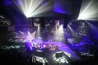 ステージを俯瞰で眺めたところ。中央のステージを挟み、南北のステージがシンメトリーに配置されている。