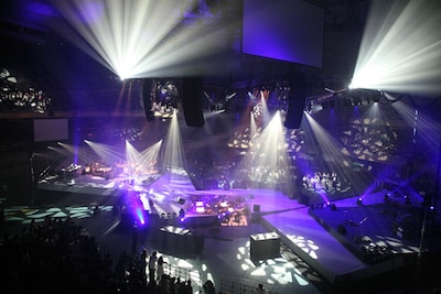 ステージを俯瞰で眺めたところ。中央のステージを挟み、南北のステージがシンメトリーに配置されている。