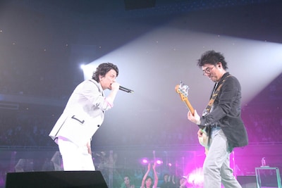 サンプリングのビートと名プレイヤー揃いのハウスバンドの演奏が融合した、KREVA（写真左）と亀田（右）のセッション。