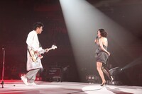 師匠・亀田（写真左）と抜群のコンビネーションを見せた椎名林檎（右）。