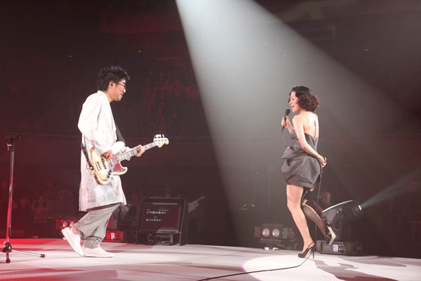 師匠・亀田（写真左）と抜群のコンビネーションを見せた椎名林檎（右）。