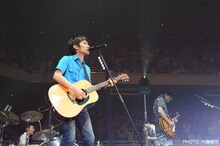 2日連続でトップバッターを務め、開始早々武道館を盛り上げたスピッツ。