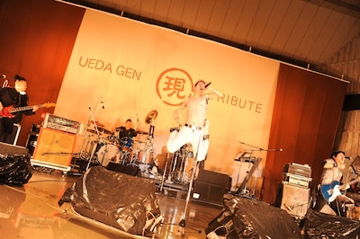 LÄ-PPISCHがライブを行うのは、昨年5月に日比谷野外大音楽堂で行われた上田現トリビュートライブ「キコエルカイ」以来、約10カ月ぶり。