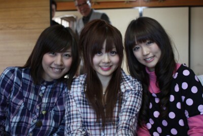 手前の3人がCOSMETICS（左からしずな、ひでよ、このな）。なお、「pixiv」での企画の優秀作品はオフィシャルブログにて紹介され、さらにサインやプロマイドなどがプレゼントされる。募集期間は5月いっぱいとのこと。