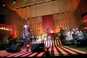 LM.Cは5月2日に、初の日比谷野外大音楽堂ワンマンライブ「LM.C LIVE 2009 YAON de FEVER.」を実施。同会場は3年1カ月前にLM.C始動を発表した思い出深い場所で、ライブは終始大きな盛り上がりをみせた。