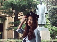 学帽をかぶって昭和のバンカラスタイルを決めるMay。通常、女性は学帽をかぶらないものだと教えてあげないと、そのまま通学してしまいそうだ。なお、彼女は4月より日本に在住する予定だったが「しばらくは素敵な引越し先を探します！」と、9月の入学に合わせてのんびり引越し準備を進めるという。