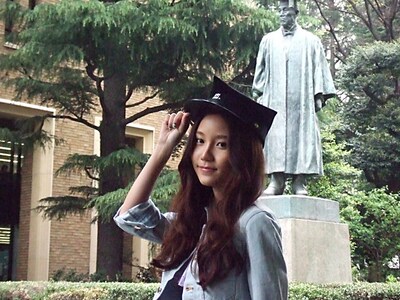 学帽をかぶって昭和のバンカラスタイルを決めるMay。通常、女性は学帽をかぶらないものだと教えてあげないと、そのまま通学してしまいそうだ。なお、彼女は4月より日本に在住する予定だったが「しばらくは素敵な引越し先を探します！」と、9月の入学に合わせてのんびり引越し準備を進めるという。