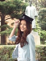 数多くのアーティストや芸能人、文化人を輩出した早稲田。土岐麻子、NONA REEVES、ゴスペラーズ、真心ブラザーズ、デーモン小暮閣下、タモリらが彼女の先輩となる。