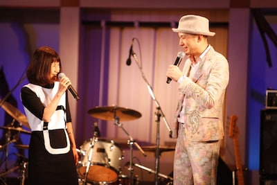 大貫妙子と浜崎貴司（FLYING KIDS）。大貫は最後に「素晴らしいライブをしてくれたミュージシャンたちとゴールデンウィークに東京に残って、TOKYO M.A.P.Sに足を運んでくれた皆さんに感謝します」とメッセージを贈った。