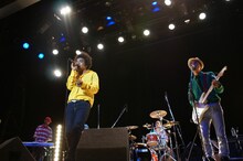 「初めましての人も多いと思うけど、今日はスマイルを届けるぜ！ポジティブを届けるぜ！」と堂々のステージを見せたVijandeux。