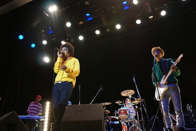 「初めましての人も多いと思うけど、今日はスマイルを届けるぜ！ポジティブを届けるぜ！」と堂々のステージを見せたVijandeux。