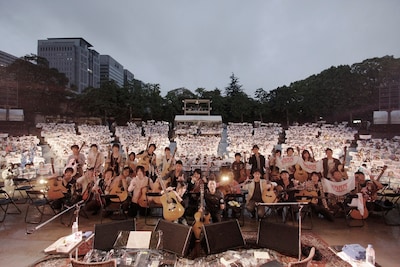 写真は昨年の日比谷野音ライブの様子。