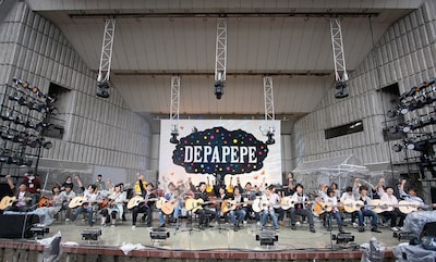 tvkの人気番組「saku saku」の企画により選ばれた25人のアマチュアギタリストたちと、アットホームなセッションを行ったDEPAPEPEの2人。