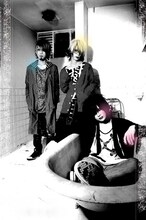 「梟-フクロウ-」はササブチヒロシ（Dr）脱退後初のシングル。新体制となったPlastic Treeの意欲を感じさせる作品に仕上がっている。