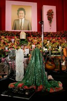 グリーンのマントが在りし日の元気な姿を思い起こさせる。