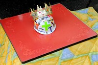 コタツの上には、THE TIMERSのヘルメットとキングの王冠が。