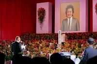 弔辞を読み上げる竹中直人。