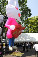 うさぎのバルーンは全長12mの巨大サイズ。