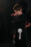 大竹しのぶは「清志郎さん、今日晴れたよ。たくさんの人たちが朝早くから並んで待っています。武道館の日みたいに」と語りかけた。