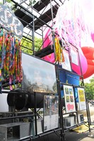 懐かしいポスターに交ざって、ファンの手による千羽鶴も飾られていた。