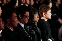 告別式には親族や近しい関係者などが参列。