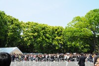 清志郎と最後のお別れをするために、式場には早朝から数多くのファンが集まった。