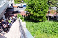 ファンによる長い列は、青山葬儀場から六本木方面へと伸びていた。