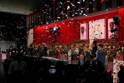 約1時間にわたる告別式は、紙吹雪が舞い散る中「雨あがりの夜空に」の生演奏で華やかに幕を閉じた。