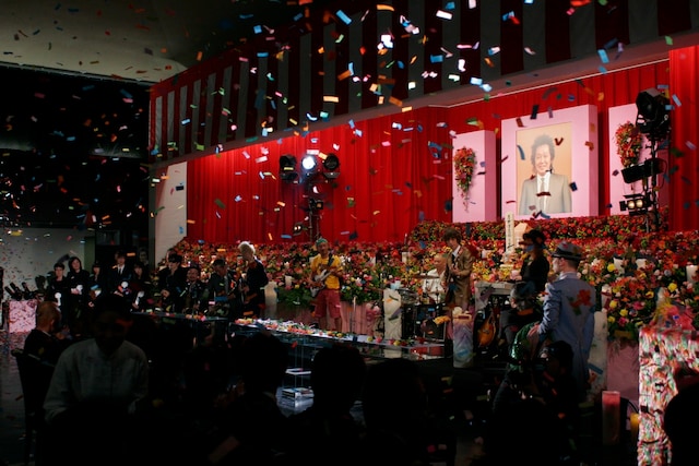 約1時間にわたる告別式は、紙吹雪が舞い散る中「雨あがりの夜空に」の生演奏で華やかに幕を閉じた。