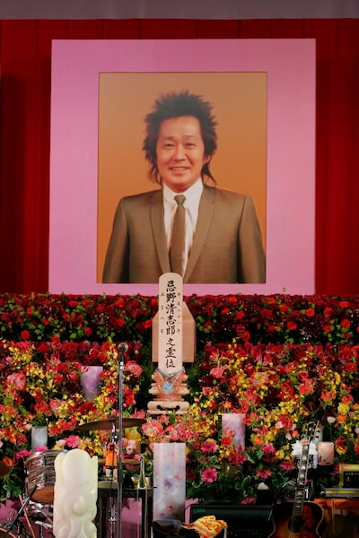 遺影の中の清志郎はモスグリーンのスーツ姿。優しい笑顔が印象的だった。