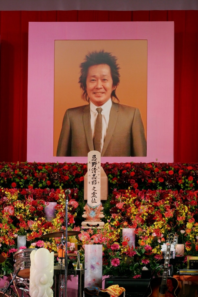 遺影の中の清志郎はモスグリーンのスーツ姿。優しい笑顔が印象的だった。