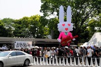 晴天の中、うさぎ人形がファンを出迎え。