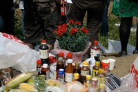 同じく大量に集まった焼き肉のタレ。その後ろには、母の日にちなんだカーネーションも。