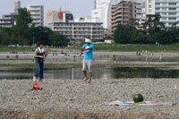 いざ歩き始めると、スイカとは異なる方向に。ファンからの「右！」「左！」の声に翻弄される。