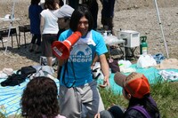 参加者ひとりひとりにラジオネームやmixiでのハンドルネームと、持参したものを聞いてまわるふかわ。途中で誤って拡声器のサイレンを鳴らしてしまい、「朝礼での校長先生の気持ちがわかりました」と苦笑い。