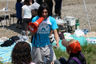 参加者ひとりひとりにラジオネームやmixiでのハンドルネームと、持参したものを聞いてまわるふかわ。途中で誤って拡声器のサイレンを鳴らしてしまい、「朝礼での校長先生の気持ちがわかりました」と苦笑い。