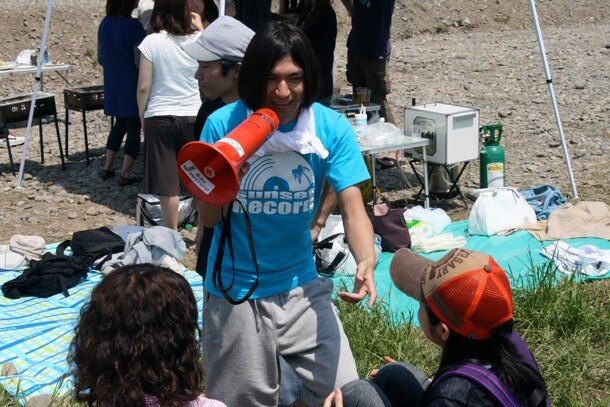 参加者ひとりひとりにラジオネームやmixiでのハンドルネームと、持参したものを聞いてまわるふかわ。途中で誤って拡声器のサイレンを鳴らしてしまい、「朝礼での校長先生の気持ちがわかりました」と苦笑い。