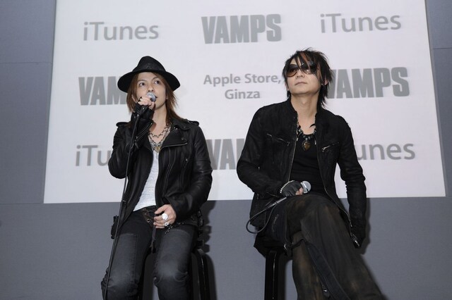 取材陣から「セクシーな歌詞はどのように書いているのか」と質問されたHYDE。「いつもギター録りの時に詩を書いてるんですけど、K.A.Z君のギターを弾く指が本当にいやらしい感じなんですよ。なんとも言えないセクシーな動きをするので、それを見ながらあんなことやこんなことを想像しながら書いてます」と発言し、会場を笑わせた（写真は右クリック禁止です）。