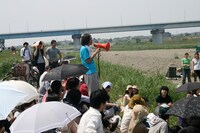 炎天下の中、90分近くにおよんだアイテム紹介。「この時点で帰りたくなったらいつでも帰っていいですよ」と言うと、参加者から生温かい笑い声が起こった。