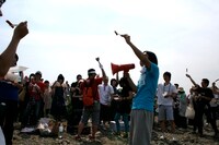 焼き上がったウィンナーで乾杯（？）をする参加者たち。