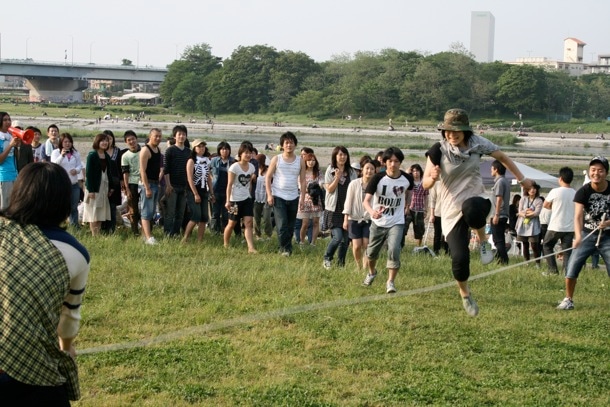 それぞれ、思い思いの飛び方で縄跳びをする参加者たち。