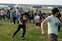 途中から、なぜか縄をくぐればOKに。